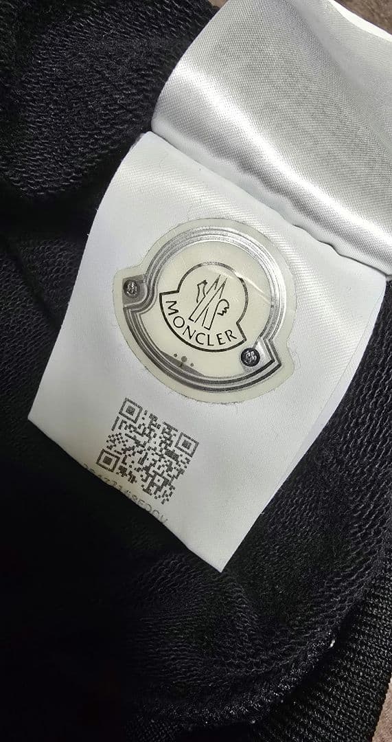MONCLER 黒 ロゴ入り トレーナー