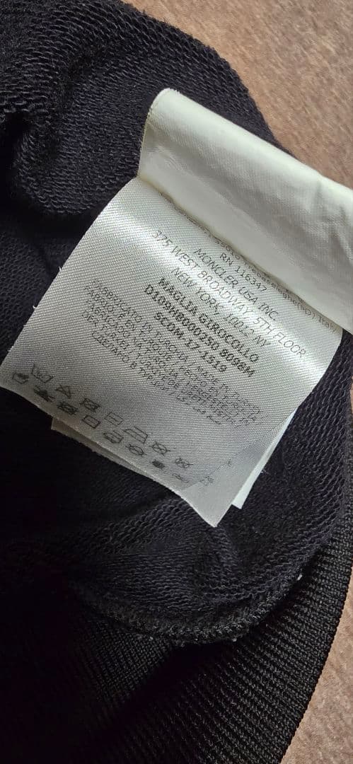 MONCLER 黒 ロゴ入り トレーナー