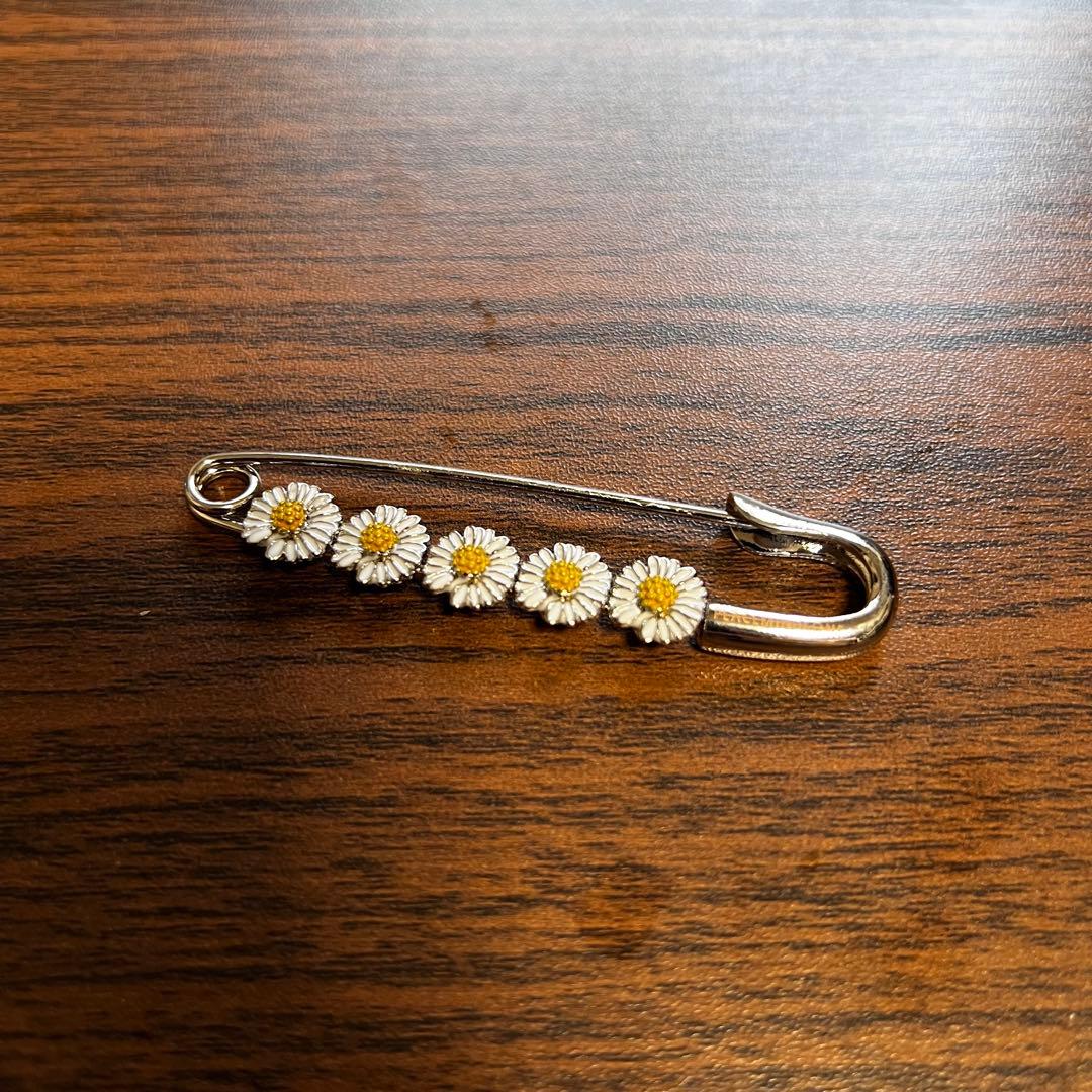 アイドル PEACEMINUSONE PMO DAISY SAFETY PIN