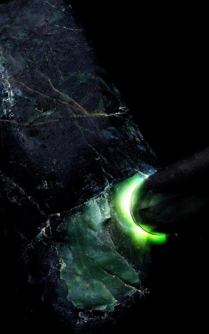 ★翡翠原石★糸魚川硬玉【姫川転石・山之坊コスモクロア・カット431ｇ】