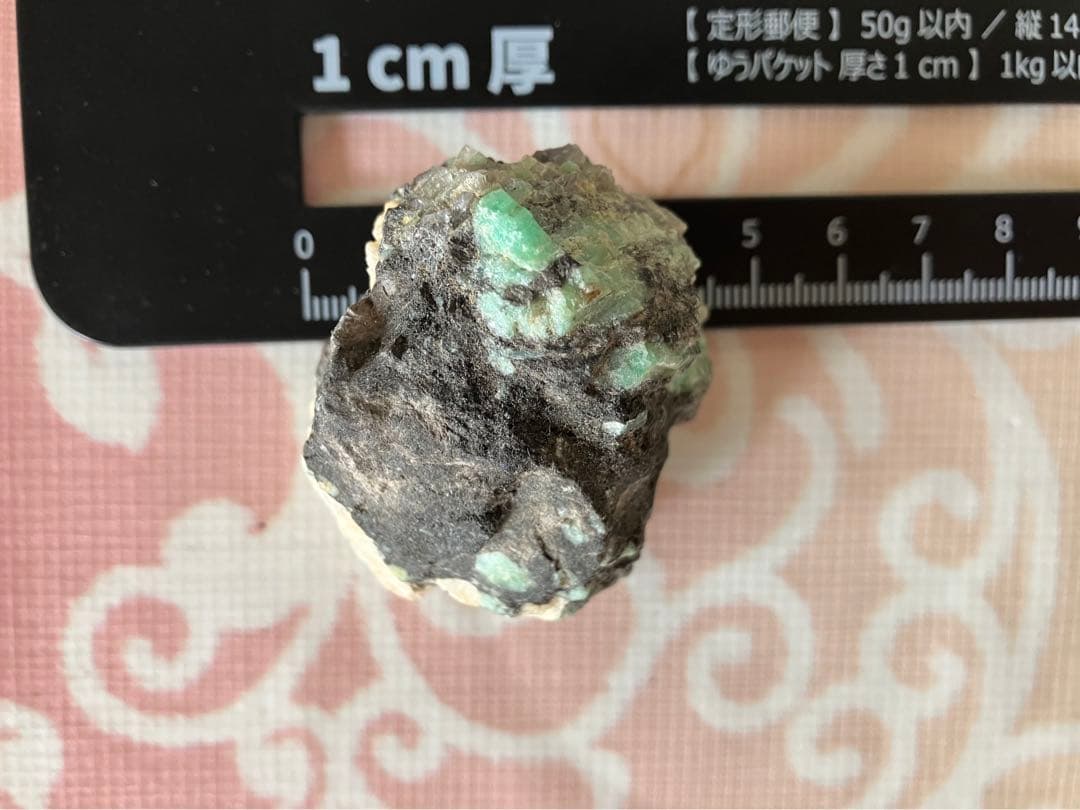 天然美しい緑鉱石　エメラルド　原石？　インテリア・コレクション向け