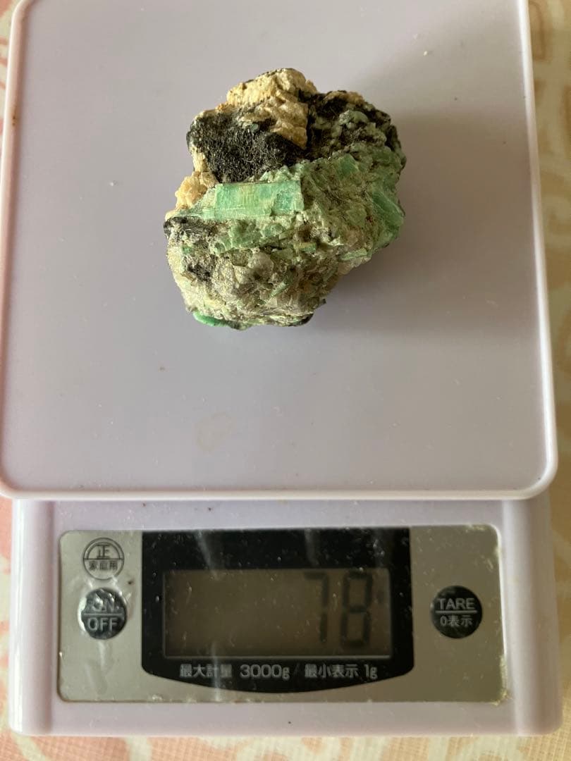 天然美しい緑鉱石　エメラルド　原石？　インテリア・コレクション向け