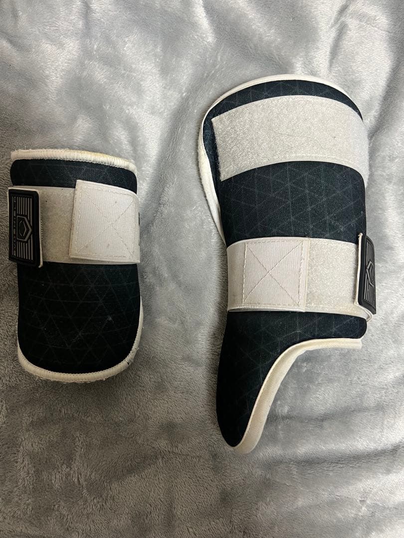 MLB エルボーガード ブラック ホワイト　マークなし高校野球対応