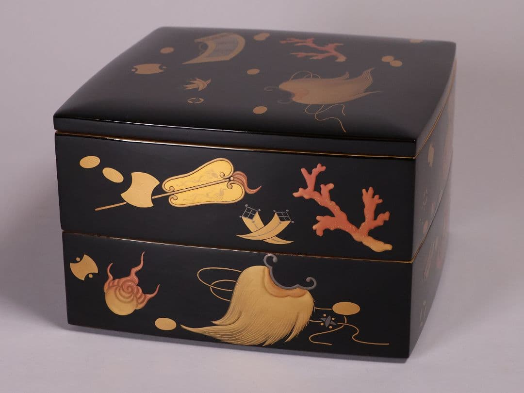 【MA941】輪島塗 宝尽くし蒔絵 二段重 木製漆器 漆芸 重箱 金蒔絵 黒 朱