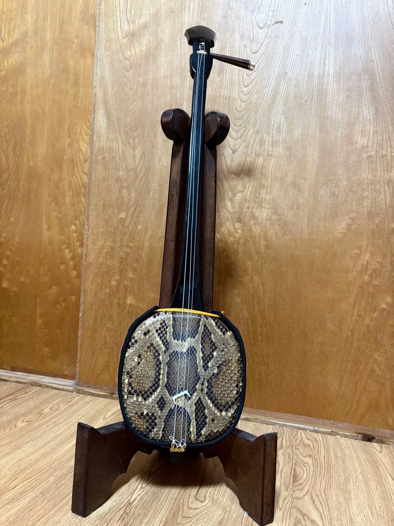 沖縄三線 本蛇皮｜約30年物｜木製スタンド付き｜現状品