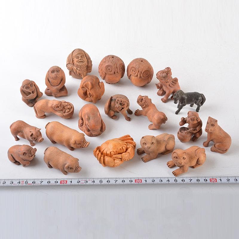 時代提げ物　唐木黄楊木彫刻　犬・猿・豚など　根付　置物　21点　M　5531