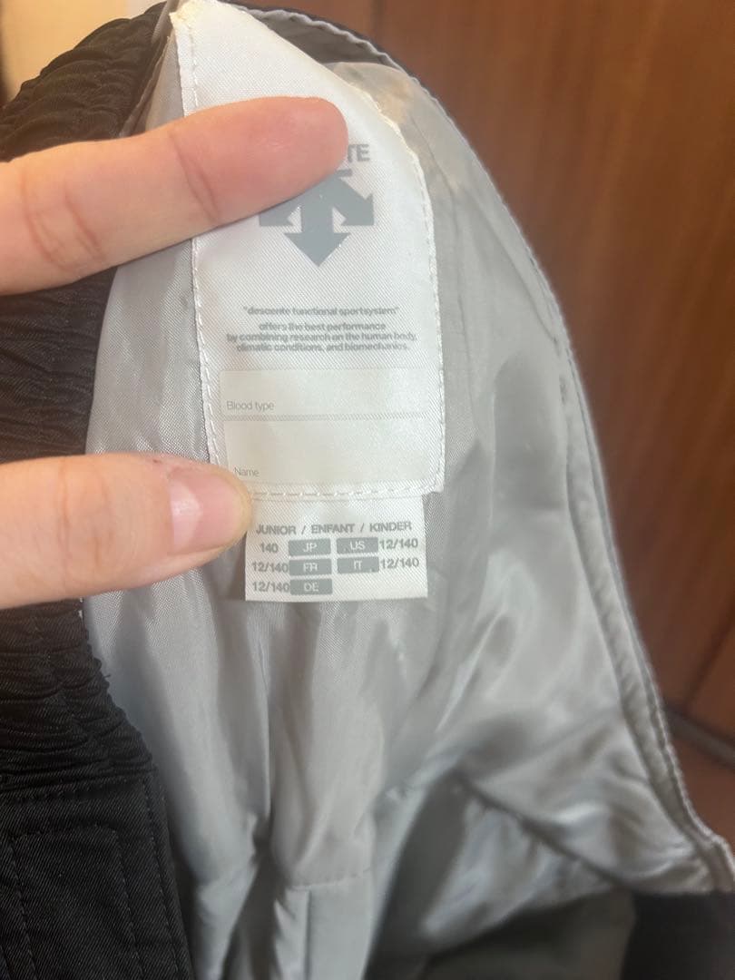 デサント　子ども用スキーウェアセット140（赤ジャケット・黒パンツ・ヘルメット）