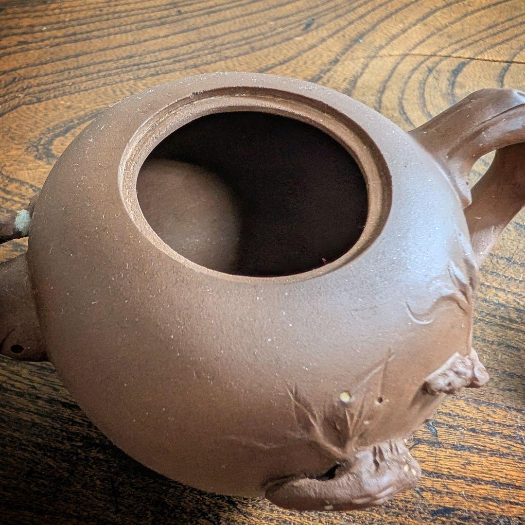 中国茶器 紫砂壺 急須 リスと葡萄 彫刻 茶道具 宜興紫砂 蓋欠けあり