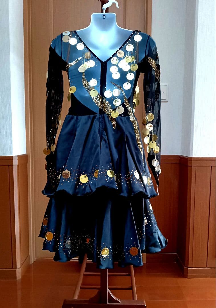 社交ダンス用ラテンドレス 黒と金 スパンコール装飾　ジャンティ製