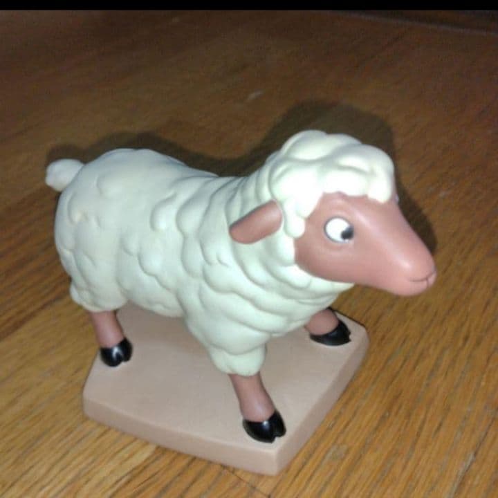 ディズニー　美女と野獣　ベルと羊　フィギュア