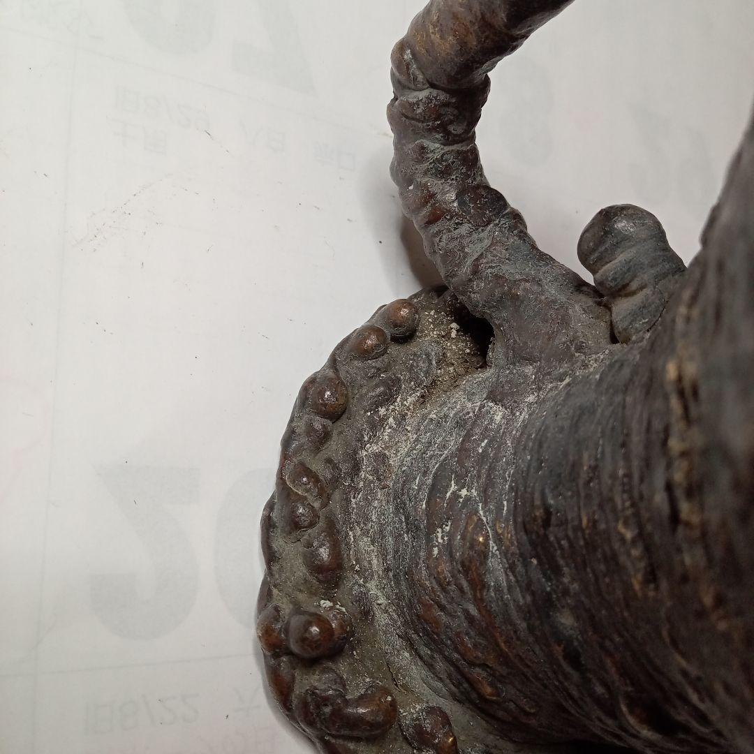 黒い金属の壺 波状の縁取り付き