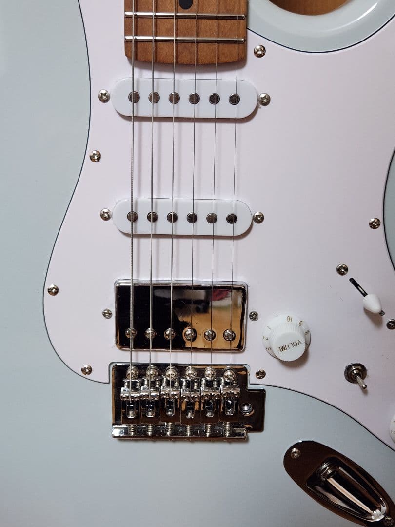 Eris. Nestia airy blue エレキギター