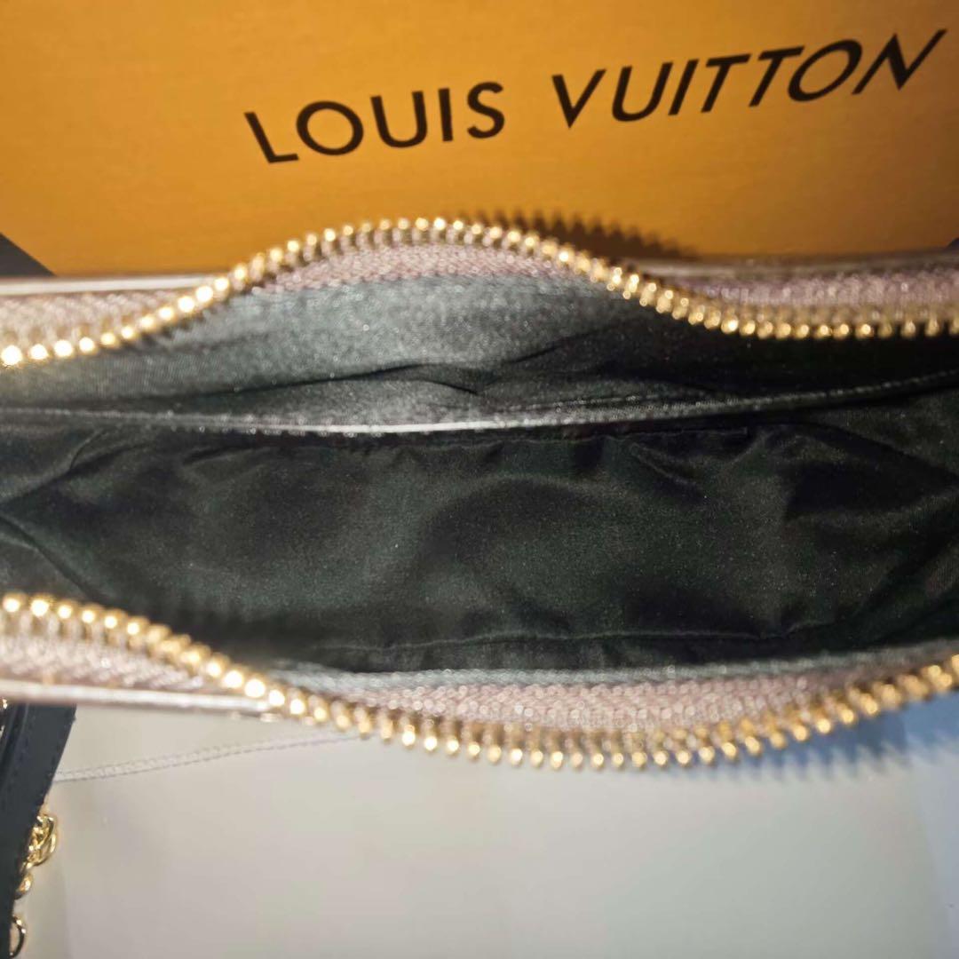 モノグラムキャンバスのブラウンショルダーバッグ、ゴールド金具付き