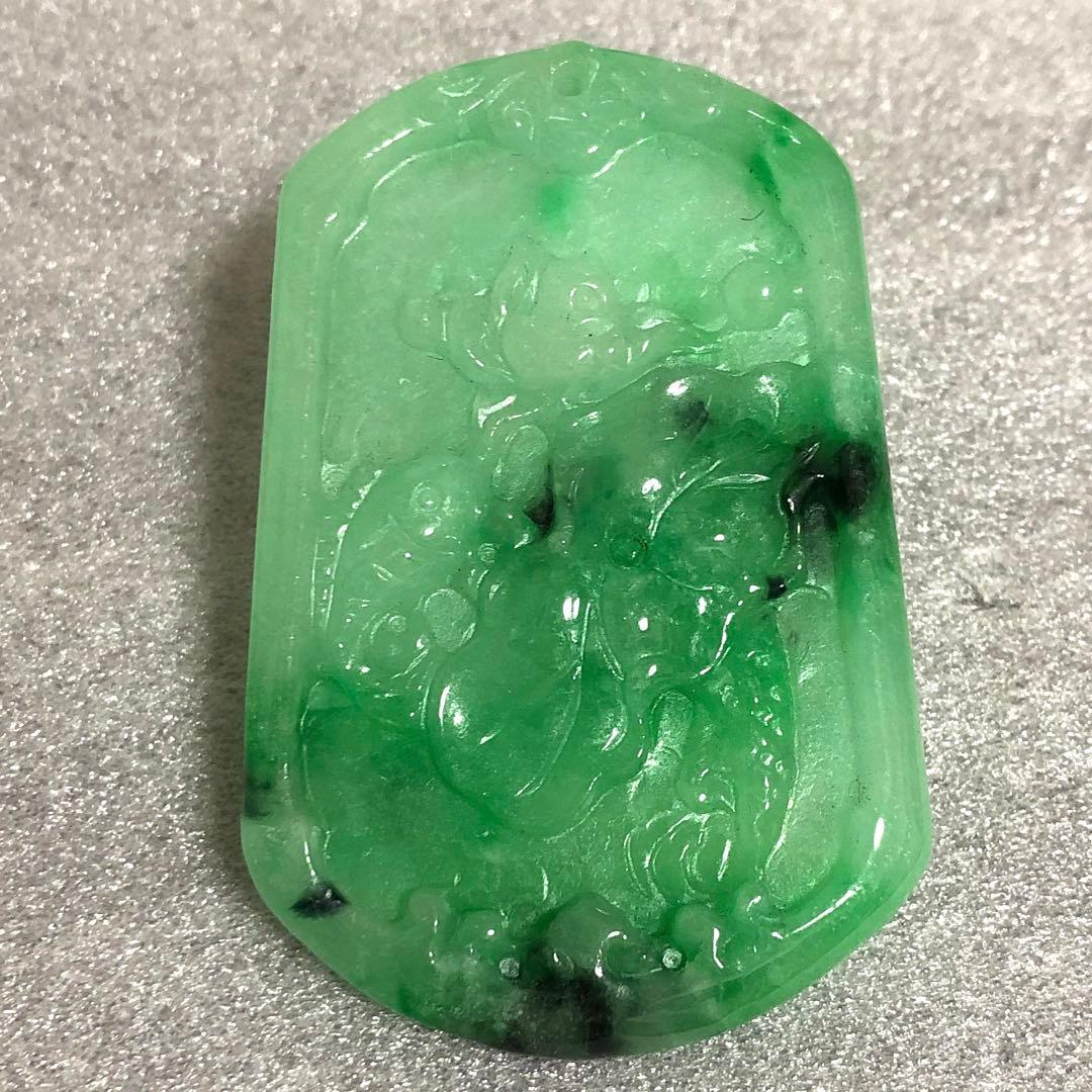 翡翠　鯉・蓮縁起彫刻　根付　置物