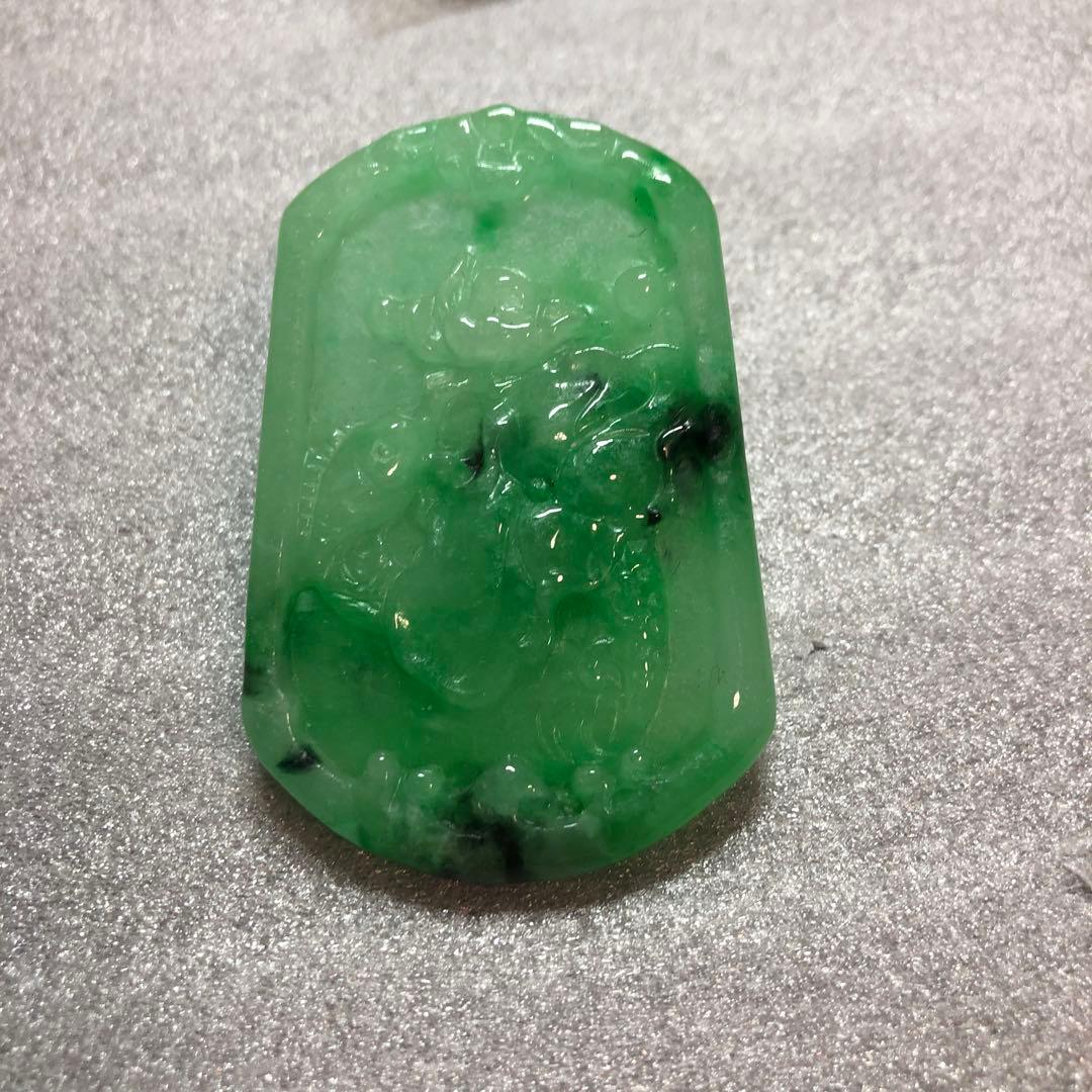 翡翠　鯉・蓮縁起彫刻　根付　置物