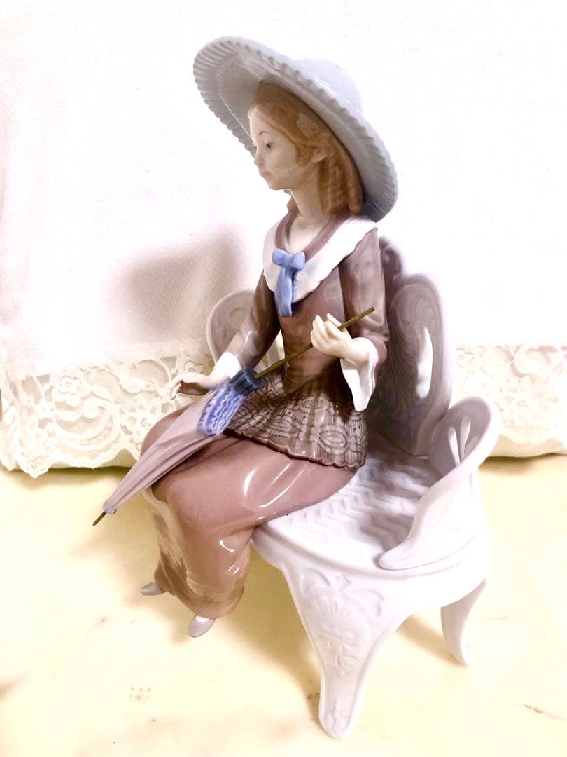 リヤドロ　LLADRO【ベンチに座る女性】WATING IN THA PARK