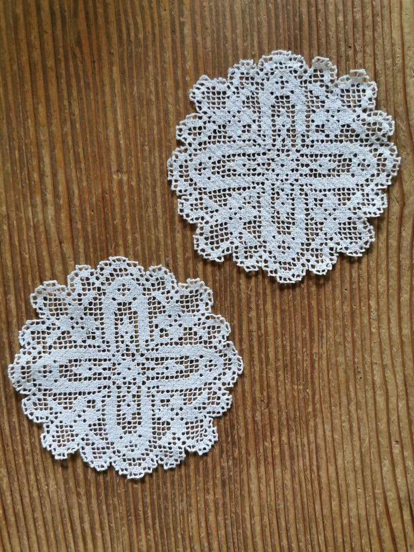 アンティークヨーロッパ 透しの十字架リネンフィレレース プチドイリー 青い麻布付