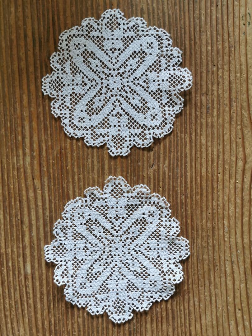 アンティークヨーロッパ 透しの十字架リネンフィレレース プチドイリー 青い麻布付