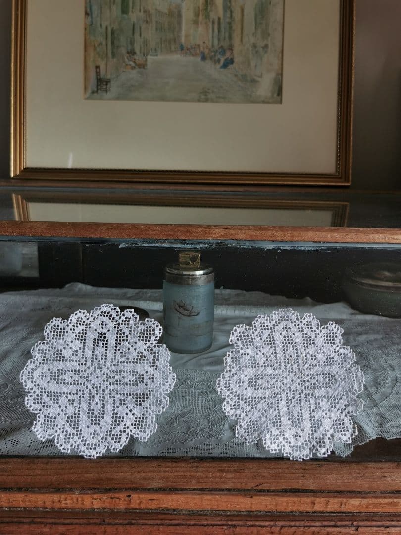 アンティークヨーロッパ 透しの十字架リネンフィレレース プチドイリー 青い麻布付