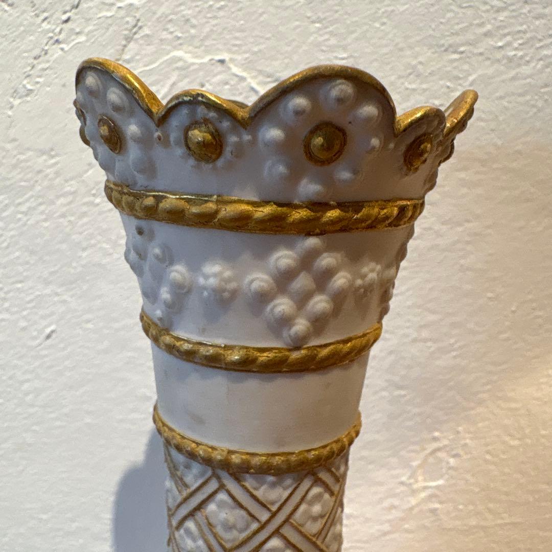 エレガントな金色装飾の花瓶