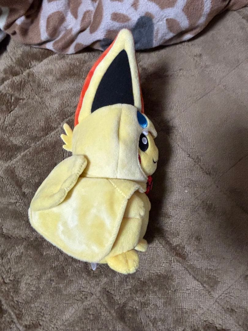 ビクティニのポンチョを着たピカチュウ ぬいぐるみ