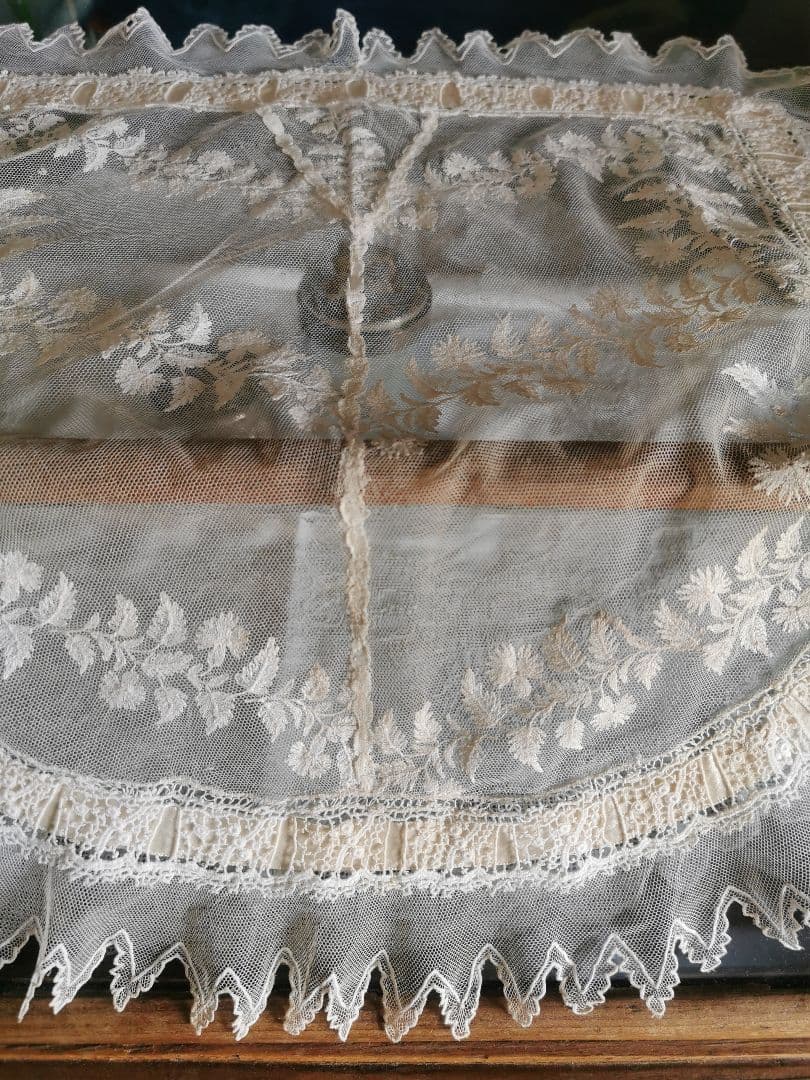 アンティークフランス シルクリボン＆スカラップレース 盛り上げ刺繍ドイリー