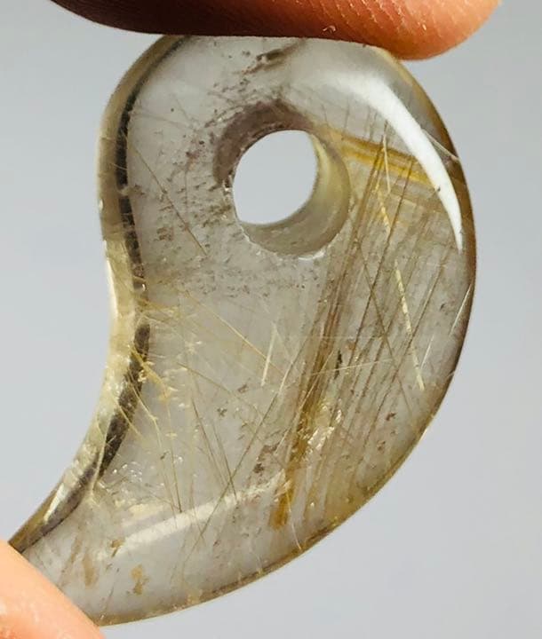 オリーブ（ルチルクォーツ勾玉①