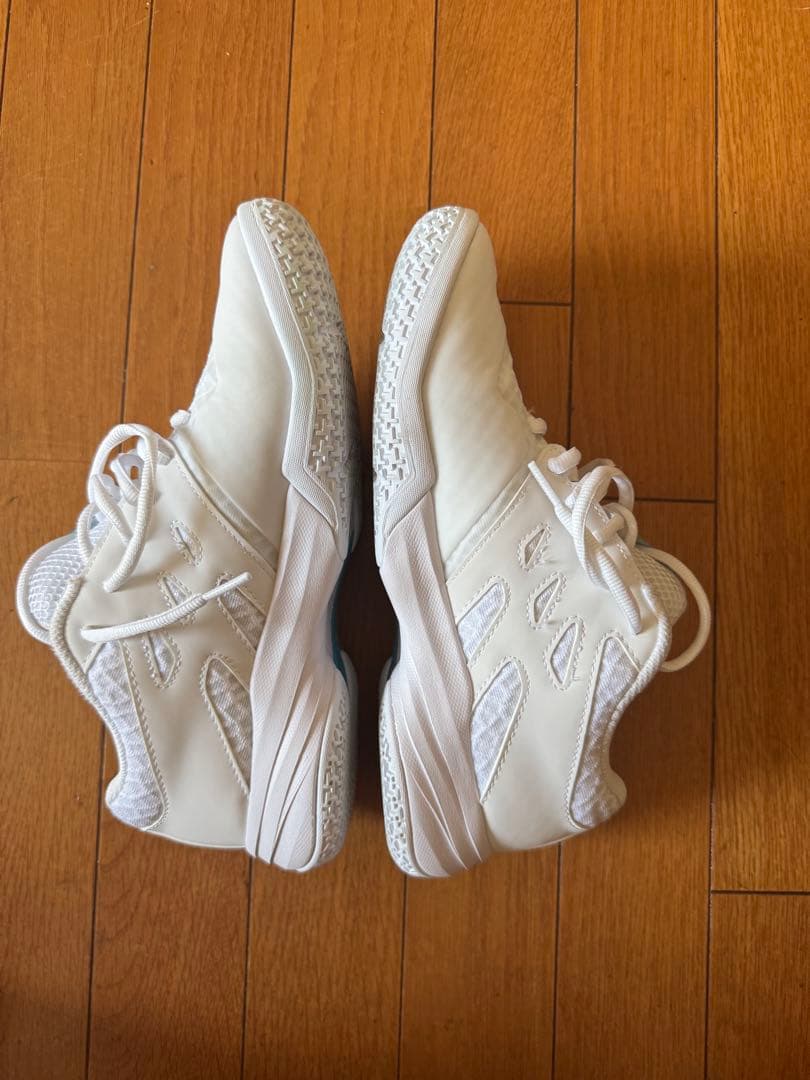 バドミントンシューズ　パワークッションカスケードアクセルミッド