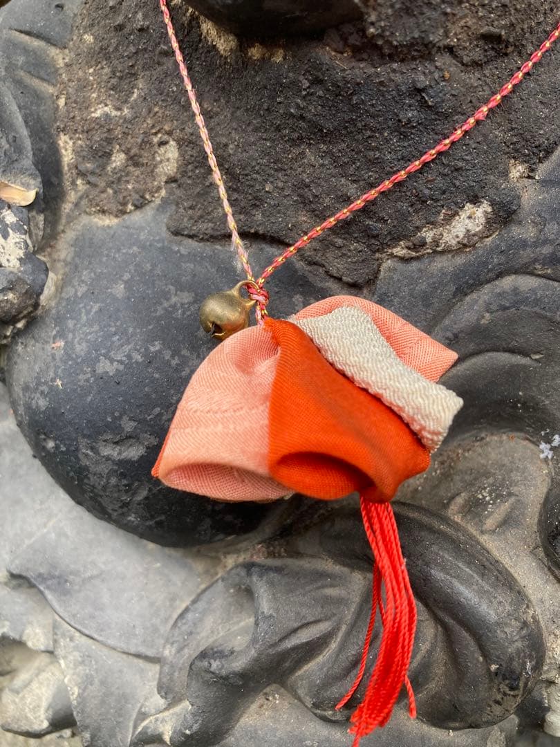 黒い石製の微笑む仏像