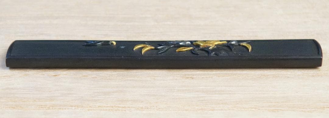 【椿樹小鳥図小柄 赤銅魚子地 高肉彫 鍍金 銀象嵌】 鍔 鐔 小柄 刀装具 骨董