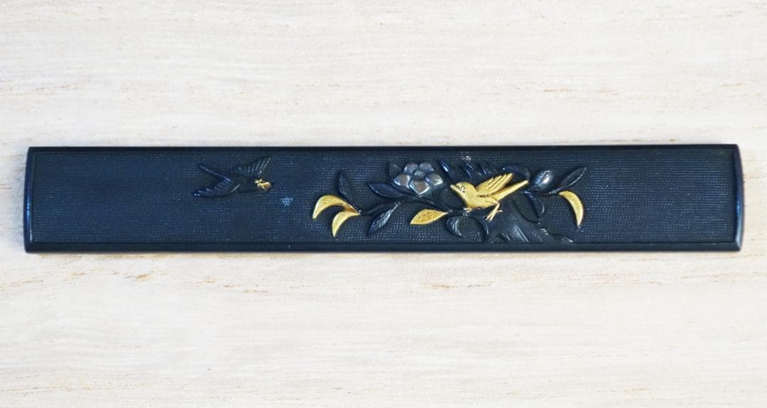 【椿樹小鳥図小柄 赤銅魚子地 高肉彫 鍍金 銀象嵌】 鍔 鐔 小柄 刀装具 骨董