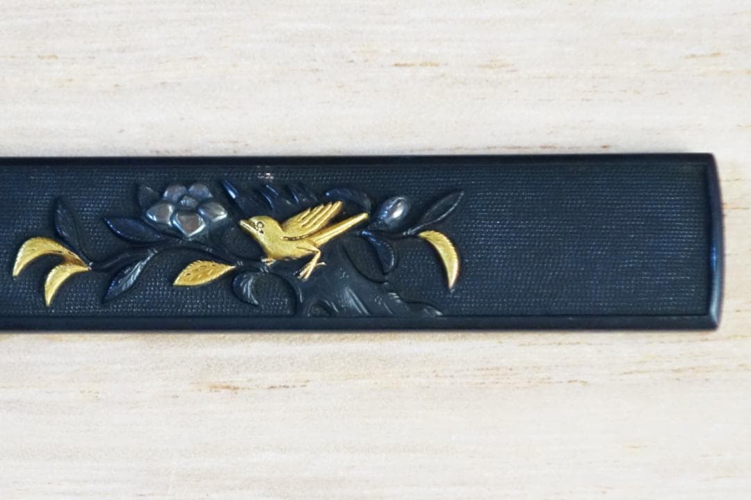 【椿樹小鳥図小柄 赤銅魚子地 高肉彫 鍍金 銀象嵌】 鍔 鐔 小柄 刀装具 骨董