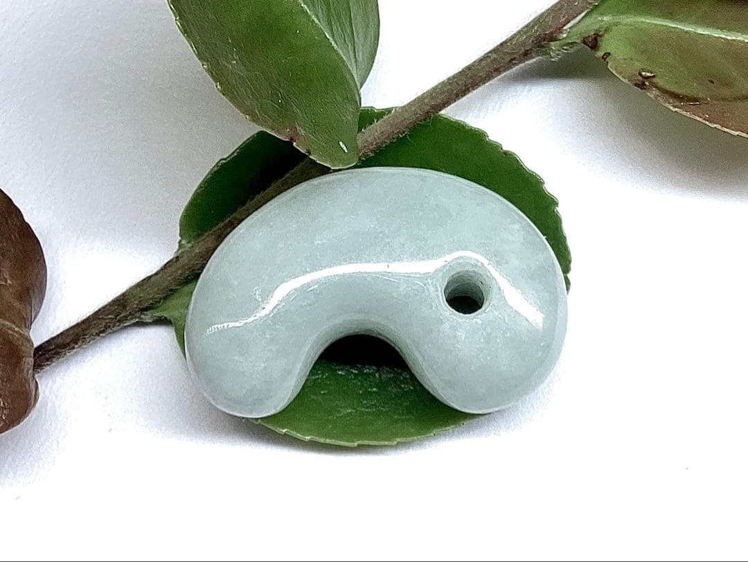 ✳本物翡翠を守護石に　糸魚川翡翠勾玉　吉祥開運の守護石に　鑑別書取得の本物です‼️