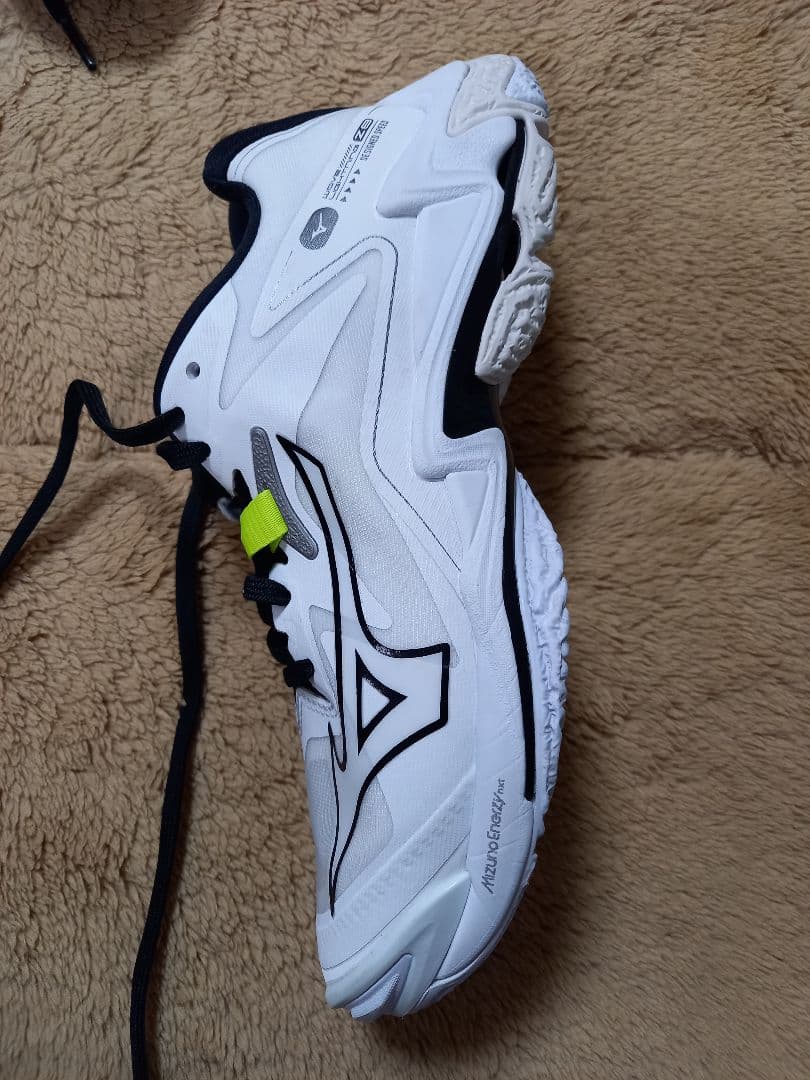 mizuno　バレーボールシューズ(ウエーブライトニングZ8)23.5cm