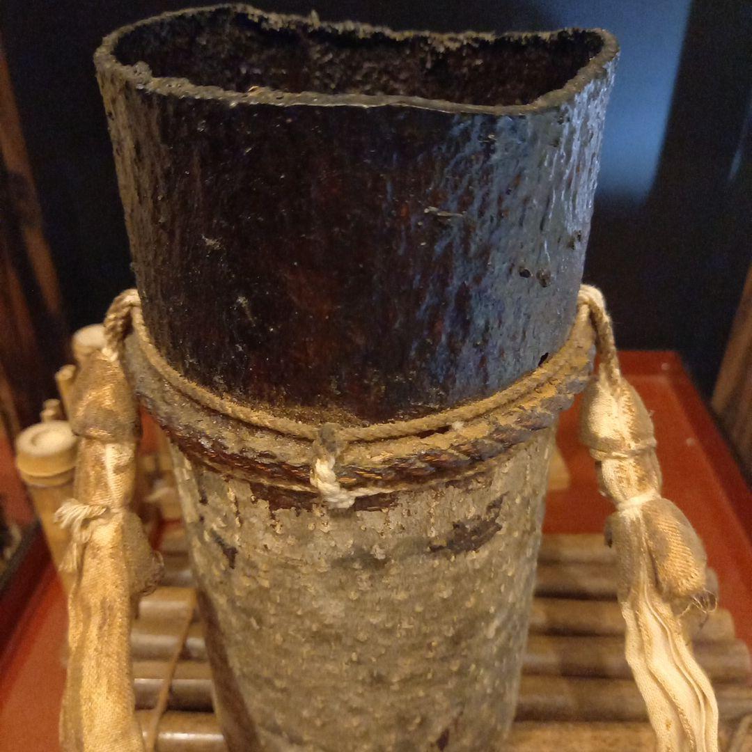 職人さんの使い込まれた漆桶.漆掻壺