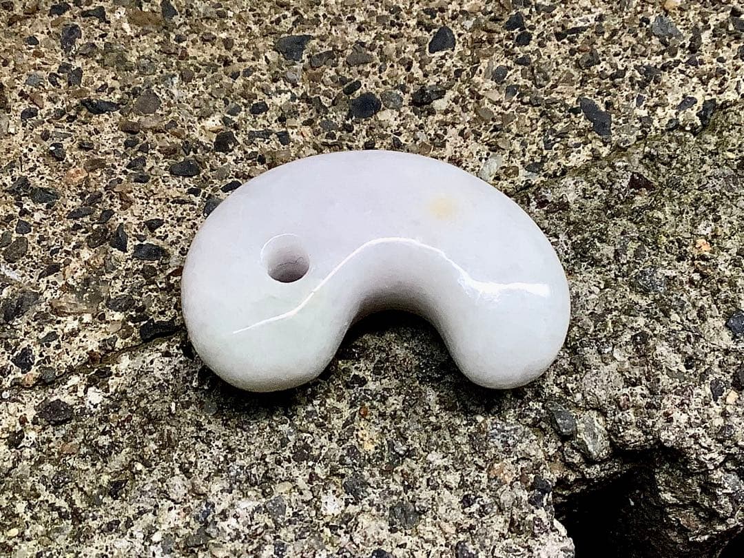 ✳粋の逸品‼️珍しい多彩色‼️糸魚川翡翠勾玉　数少ない1点 お守りに鑑定機関鑑別書