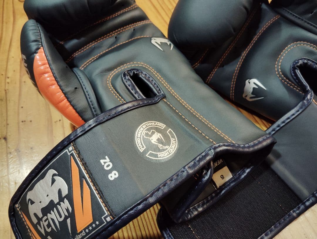 VENUM ヴェナム　ボクシンググローブ　８オンス 美品