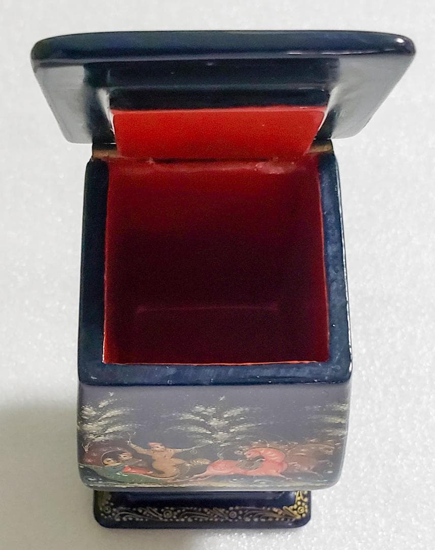 ロシア工芸品　細密画　ムステラ　四角の小箱　箱無し