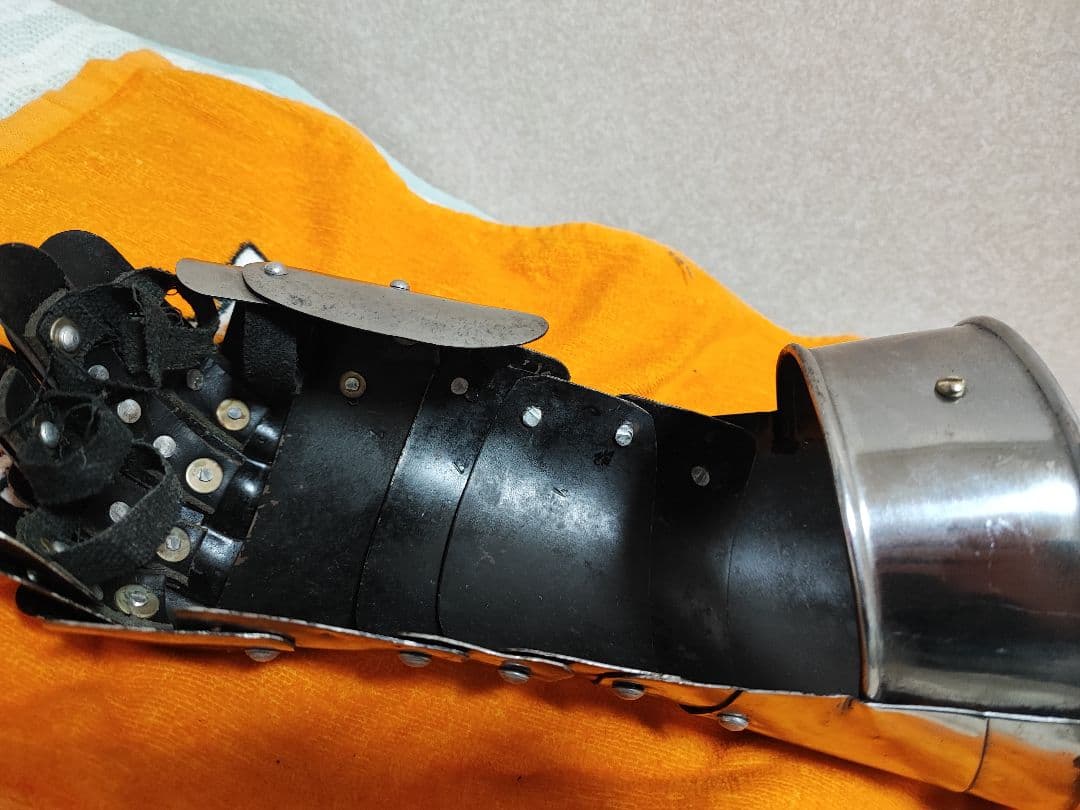 中世騎士のスチール製鎧　兜と籠手