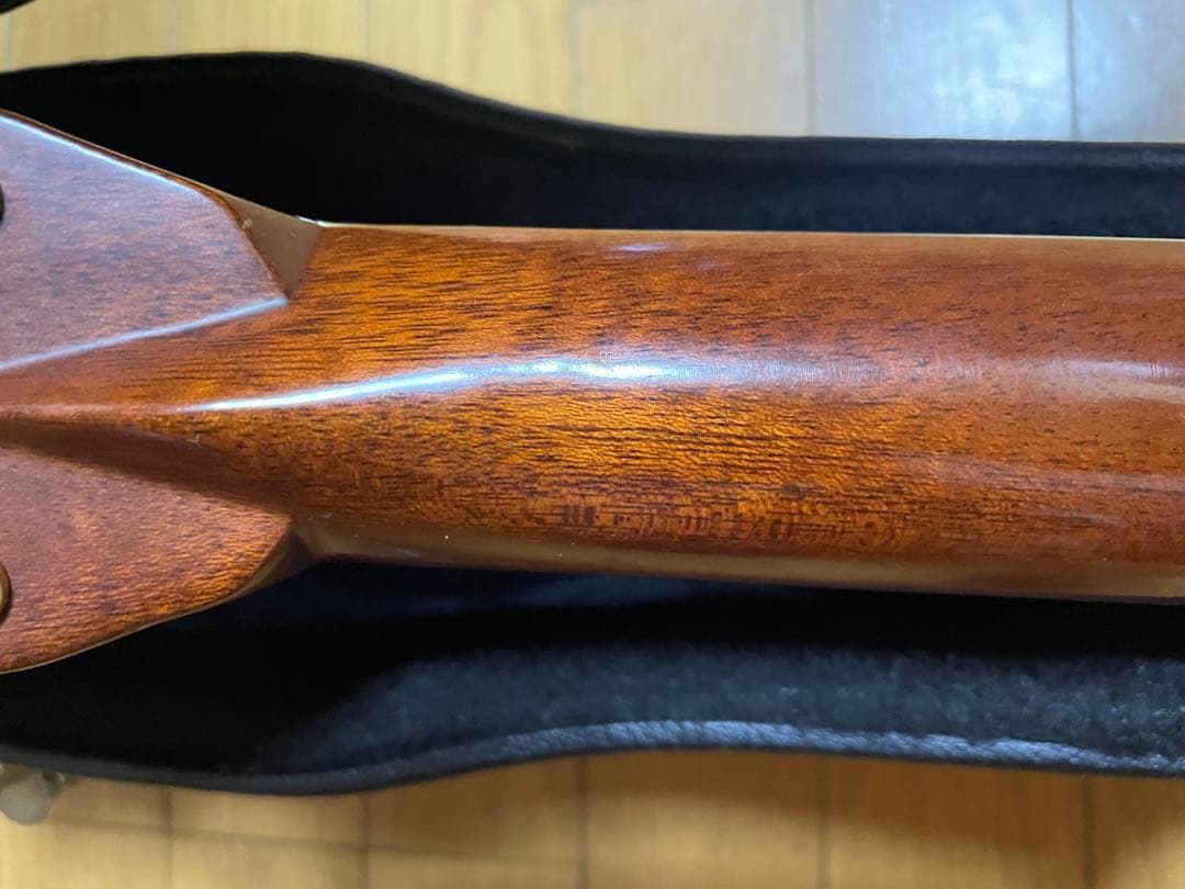 Morris Special アコースティックギター、ハードケース付き。