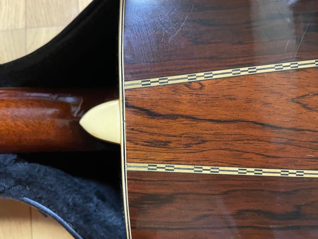 Morris Special アコースティックギター、ハードケース付き。