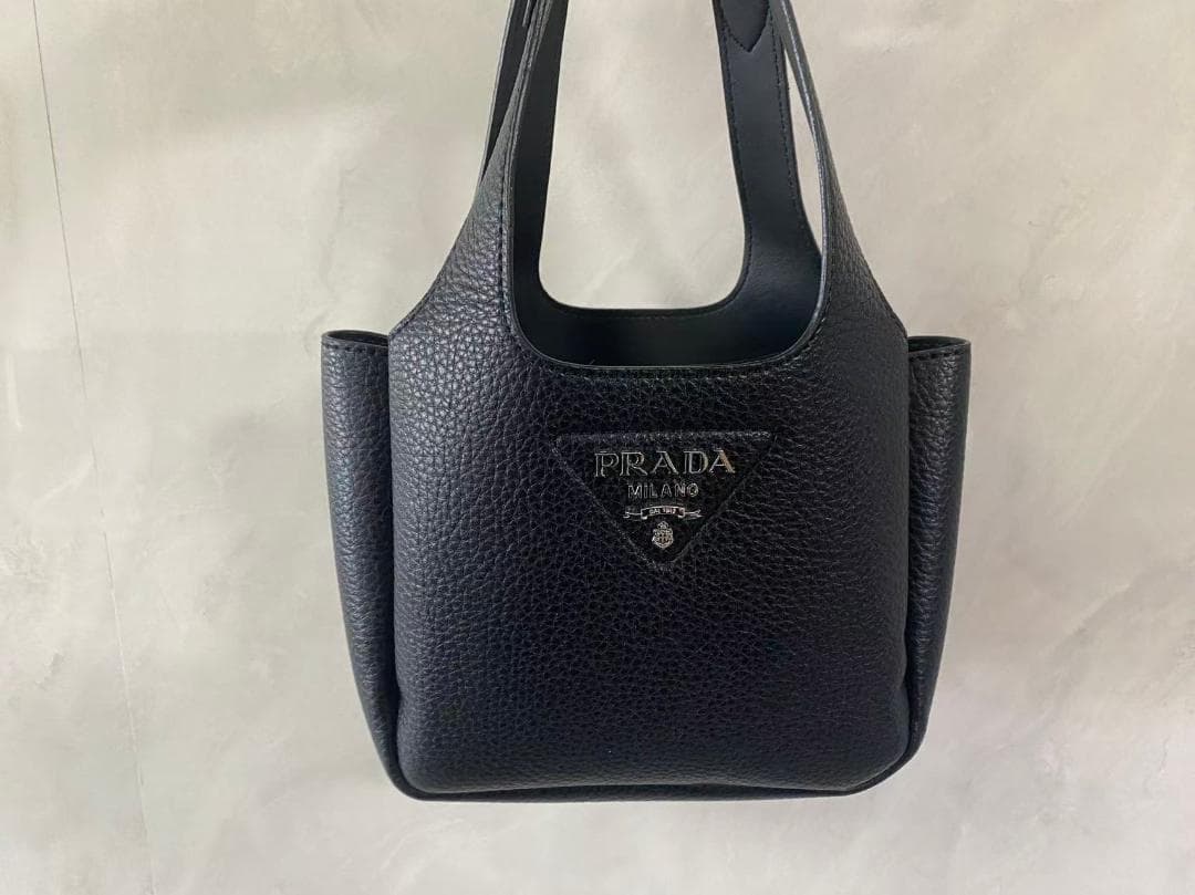 黑い革のハンドバッグです