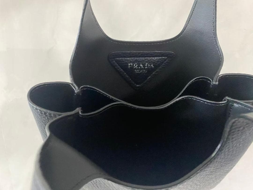 黑い革のハンドバッグです