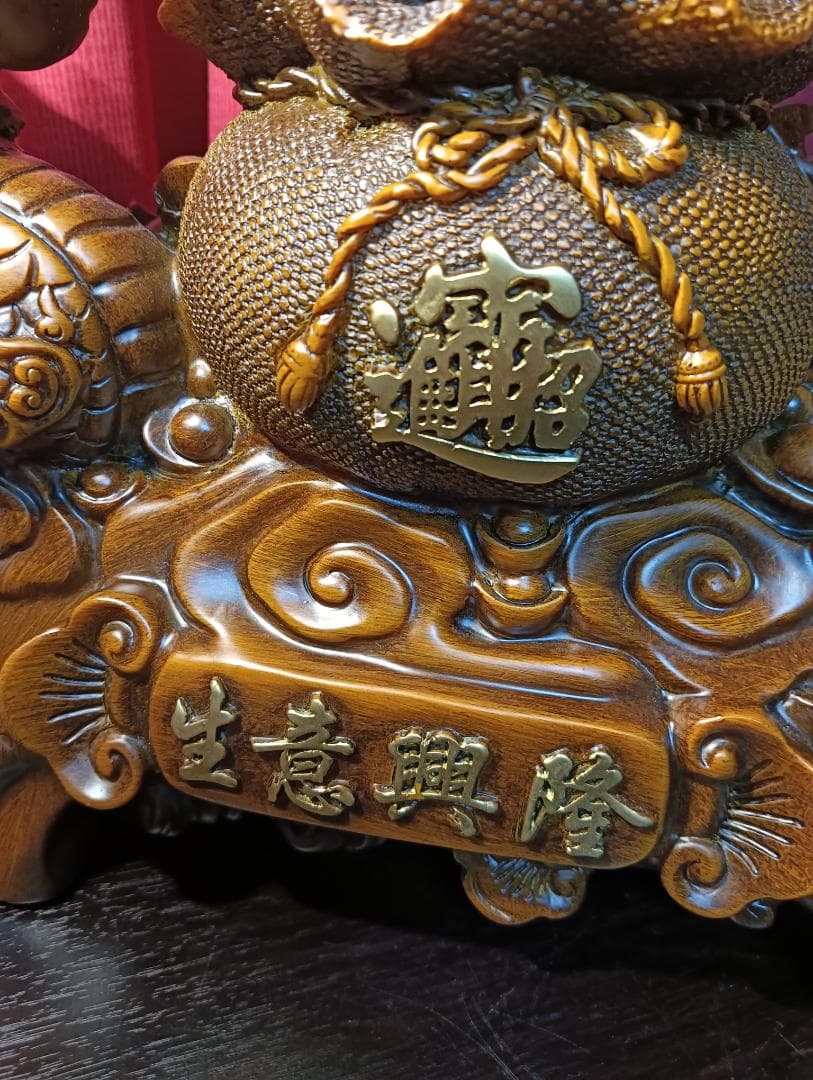 ドラゴンと木の彫刻置物