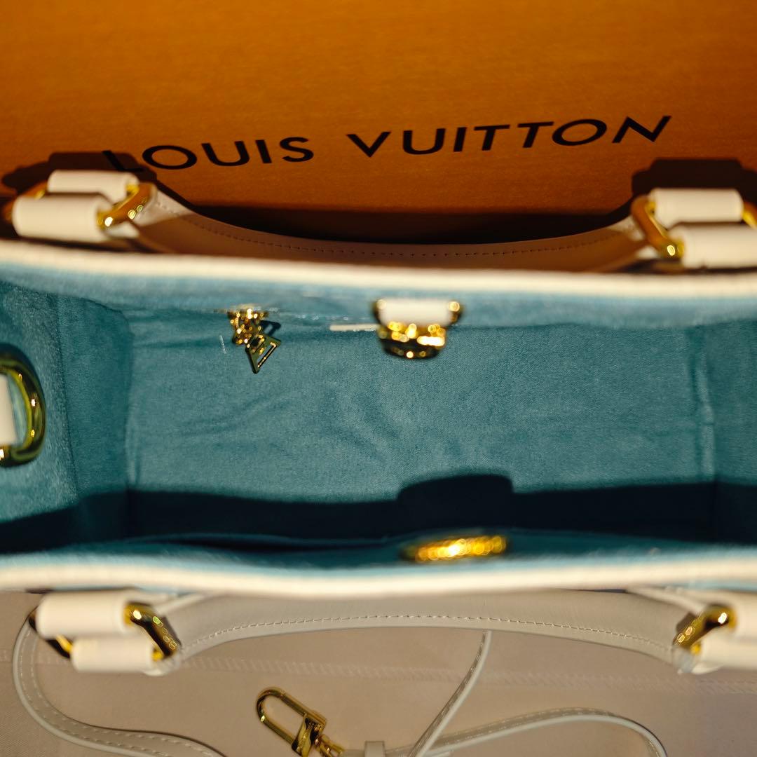 ホワイトとブルーのレザー製ミニショルダーバッグ