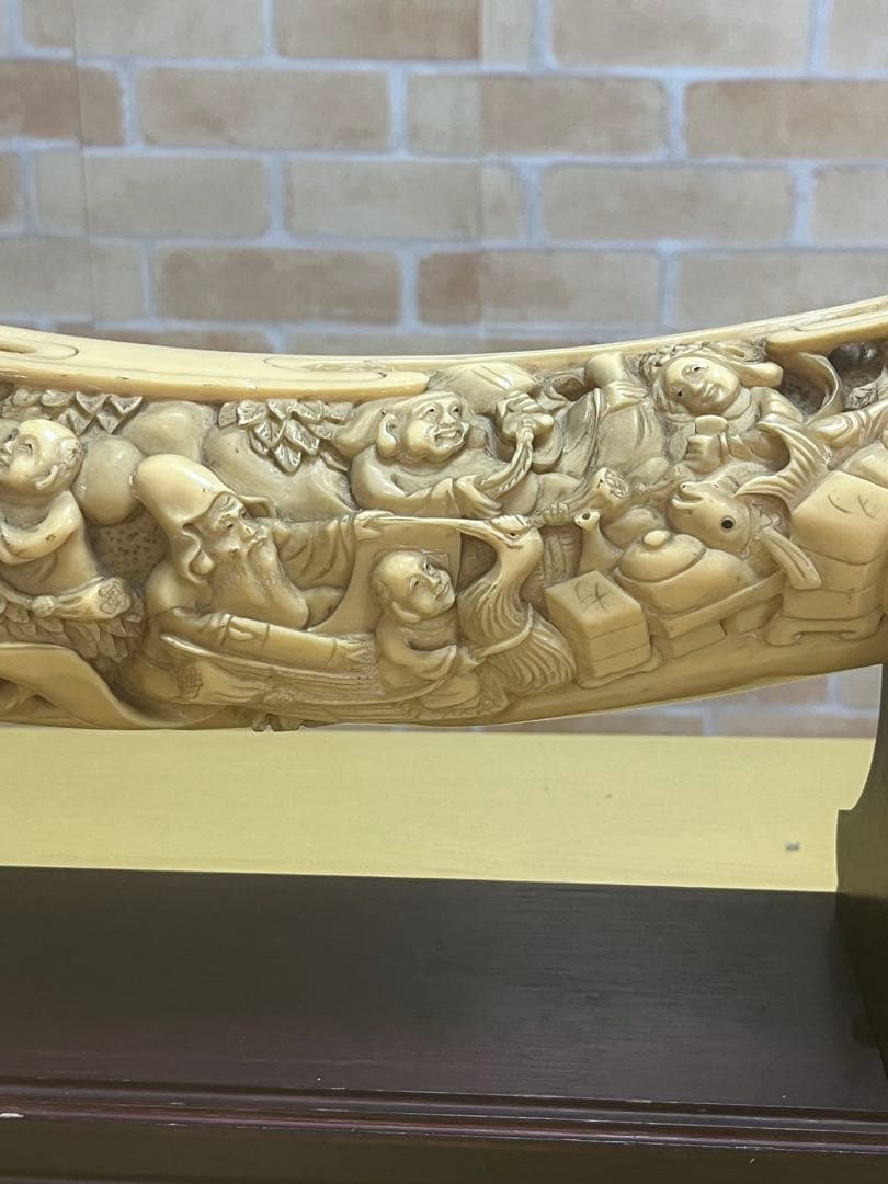 一本牙　象牙風レプリカ　置き物　長さ約81cm 置き台付　樹脂か練り物