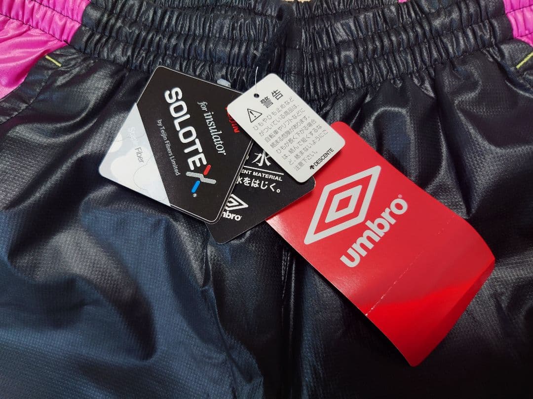 【 umbro 】タグ付き未使用 中綿 ピステセットアップ