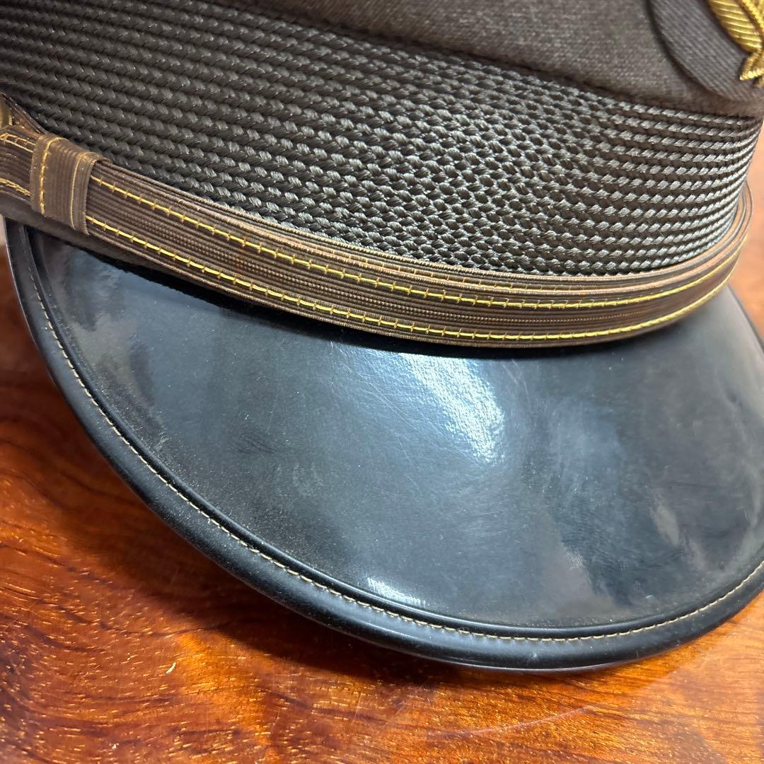 グレーの軍帽 金色バッジ付き　0120o69