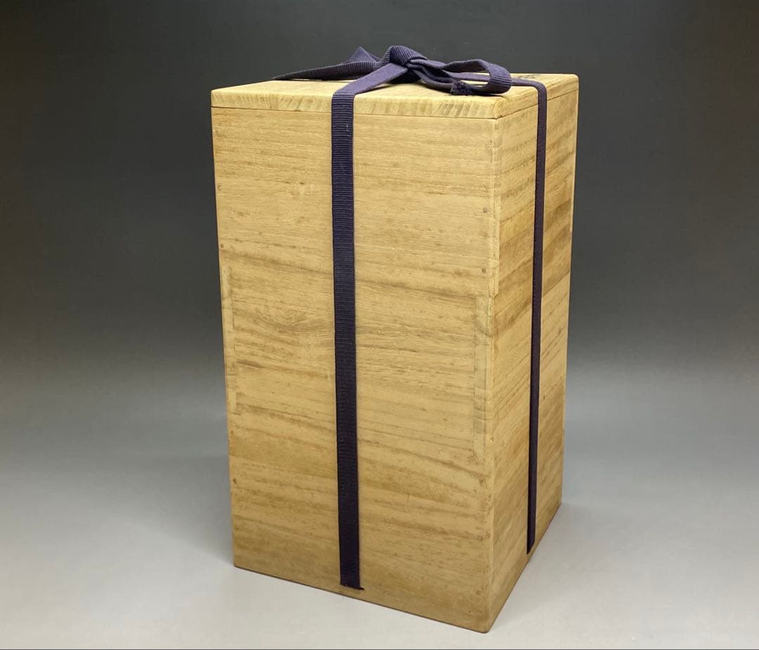 人間国宝　十三代　今泉今右衛門　色鍋島牡丹唐草文花瓶　四方桟共箱　共布　L36