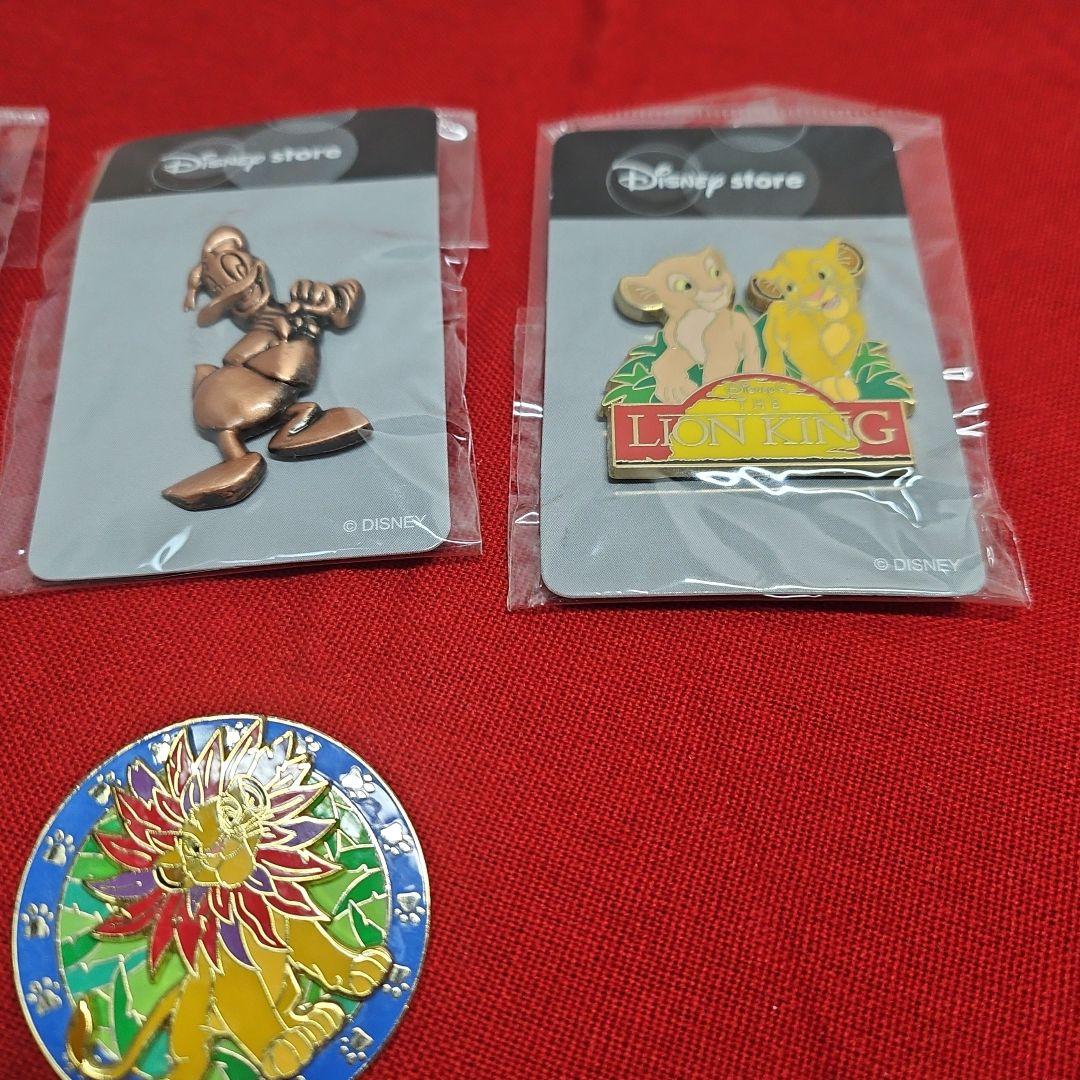 ディズニー ドナルド　デイジー ライオンキング ピンバッジ